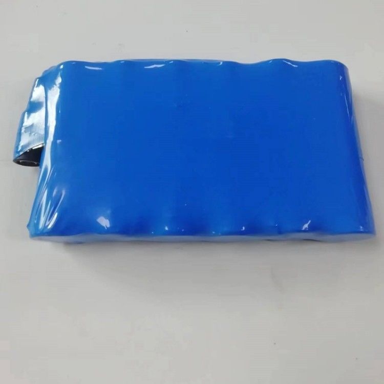 Une batterie personnalisée de 11,1v 10ah 6pcs 21700 batterie au lithium en une seule ligne avec DC 5521 Femme
