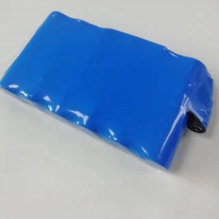 Une batterie personnalisée de 11,1v 10ah 6pcs 21700 batterie au lithium en une seule ligne avec DC 5521 Femme