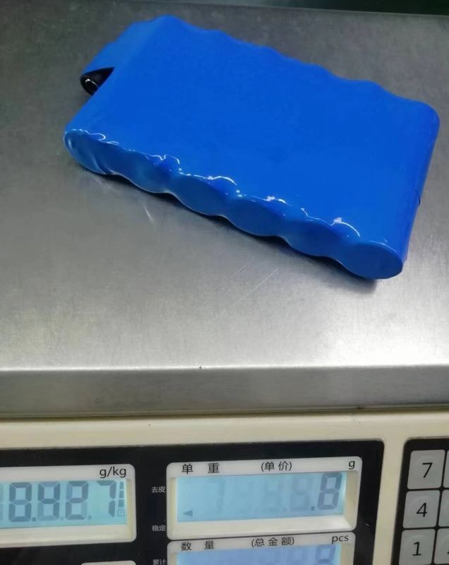 Une batterie personnalisée de 11,1v 10ah 6pcs 21700 batterie au lithium en une seule ligne avec DC 5521 Femme