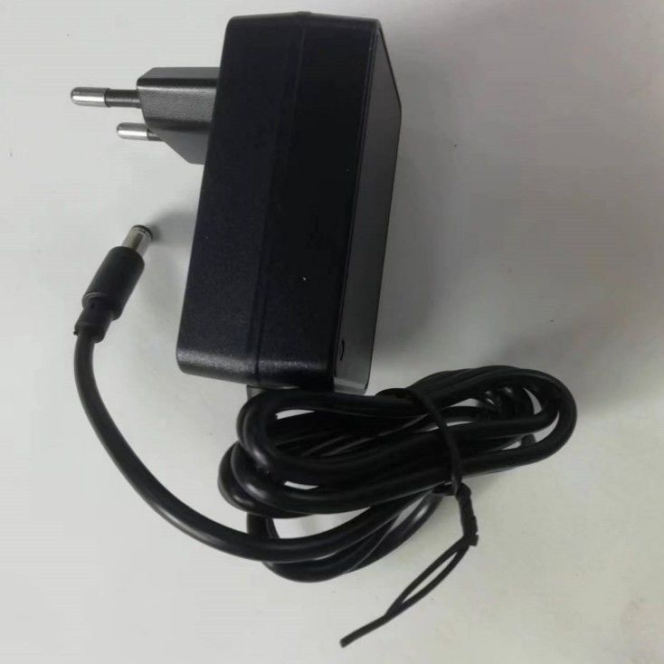 CE 12.6 V 2A chargeur EU Plug DC5521 connecteur à baril pour l'utilisation de la batterie 12V