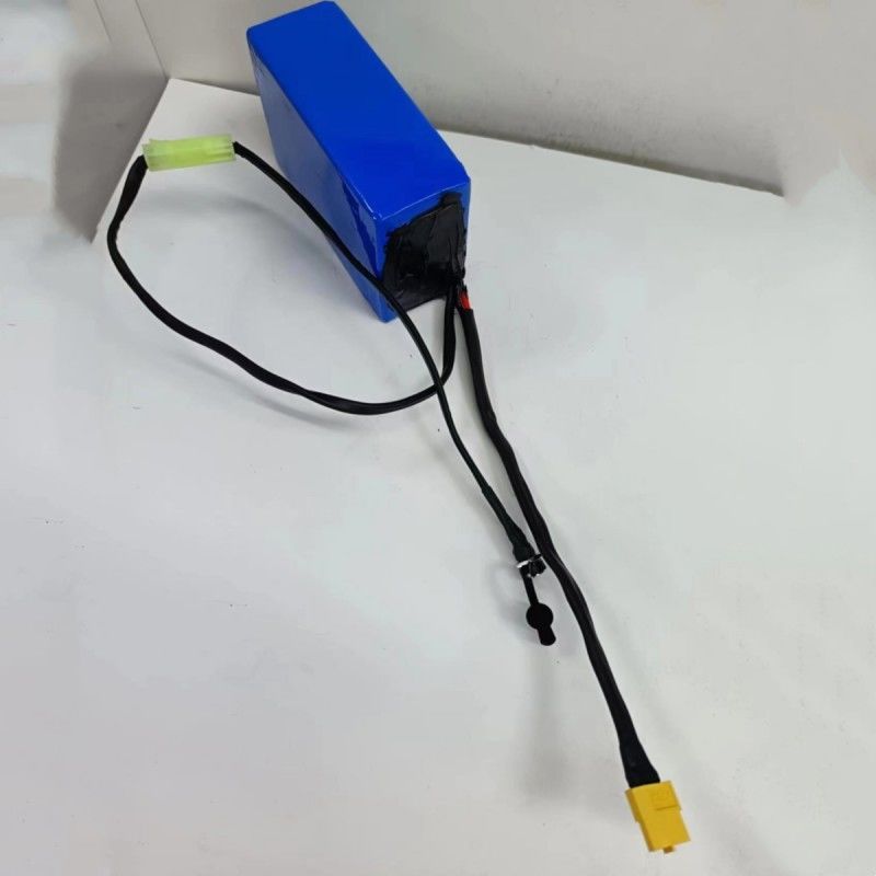 Paquet de batterie personnalisé 18650 36V 2600mAh 10 cellules avec petite prise de transfert Tamiya pour charger